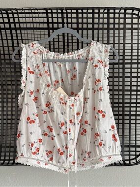 Doen traveler top in poppy field